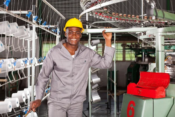 Glücklicher afrikanischer Textilarbeiter vor Webstuhl — Stockfoto