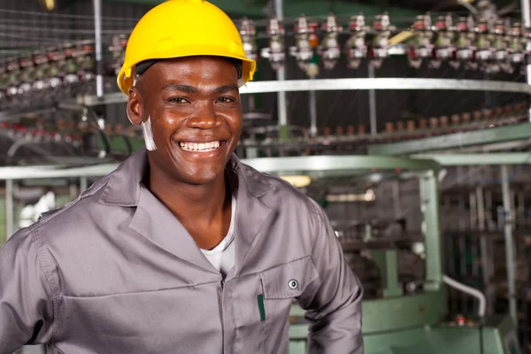 Retrato de trabajador industrial afroamericano frente a la máquina — Foto de Stock