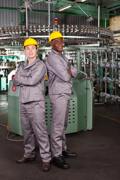 Πορτρέτο πλήρους μήκους δύο βιομηχανικούς εργάτες σε εργοστάσιο — Φωτογραφία Αρχείου