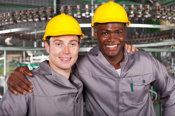 :dois colegas trabalhadores industriais amigáveis na fábrica — Fotografia de Stock