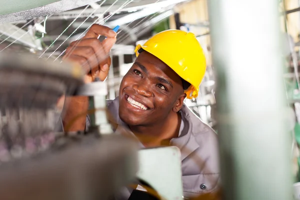 Africano americano têxtil controlador de qualidade industrial no trabalho — Fotografia de Stock