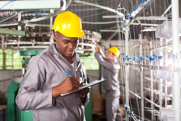 Afro-Amerikaanse textiel werknemer schrijven verslag — Stockfoto