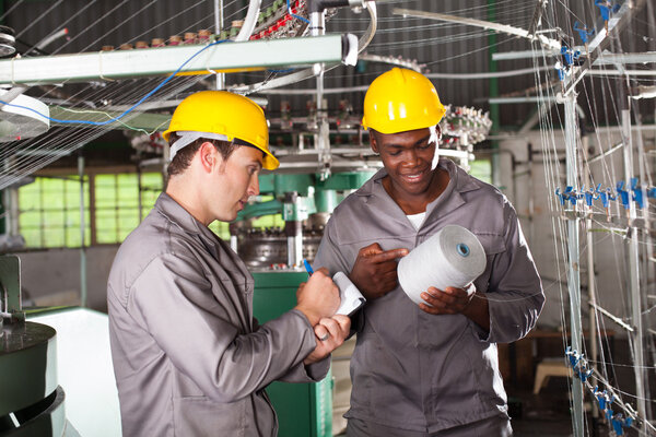 Два текстильщика разоблачают работу на фабрике
