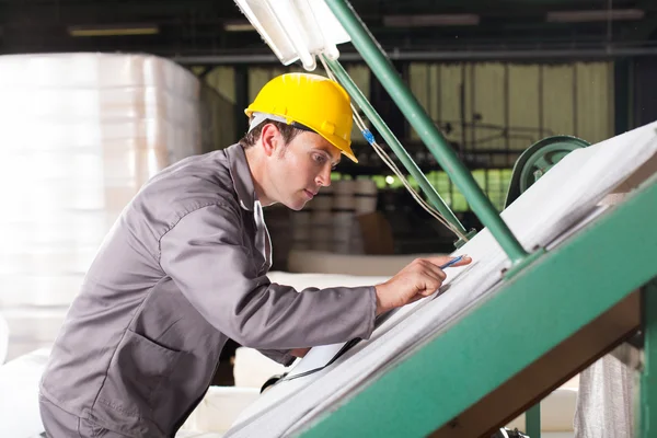 Textil-Qualitätskontrolleur überprüft Stoffe auf qc-Tisch — Stockfoto