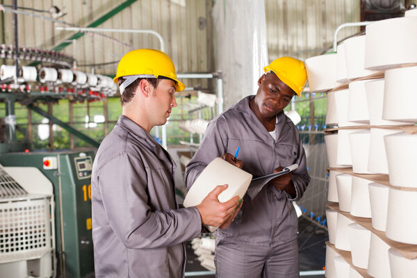 Два текстильщика проверяют сырье
