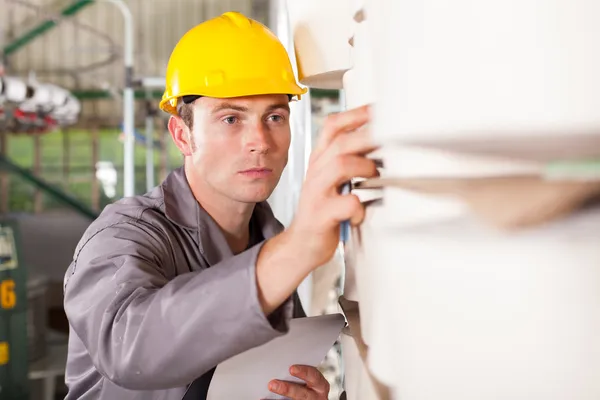 Textilindustrie-Arbeiter prüfen Rohstoffe — Stockfoto