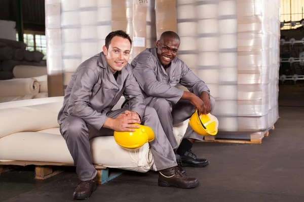 Dois trabalhadores da fábrica têxtil relaxando durante o intervalo — Fotografia de Stock