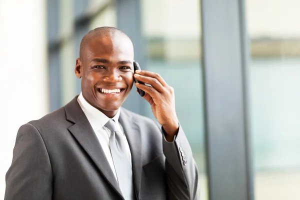 Framgångsrik afrikansk affärsman talar på mobiltelefon — Stockfoto