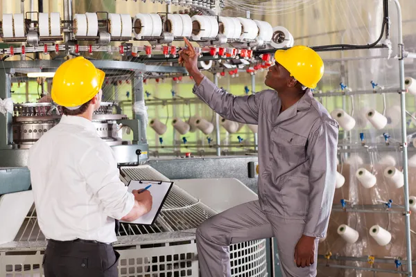 Direttore di fabbrica tessile e lavoratore che controlla i filati sulla macchina per tessitura — Foto Stock