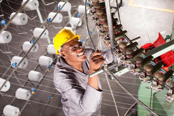 Afro-Amerikaanse textiel fabriek mechanic machine herstellen — Stockfoto