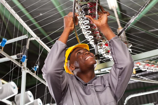 Afro-Amerikaanse textiel industriële mechanic herstellen weven weefgetouw — Stockfoto