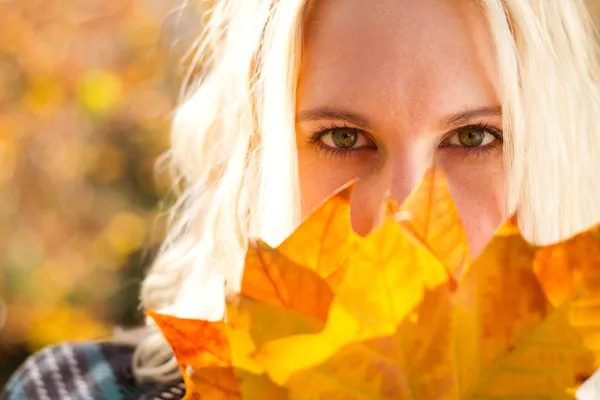 Höstens kvinna med gyllene träd lämnar närbild — Stockfoto