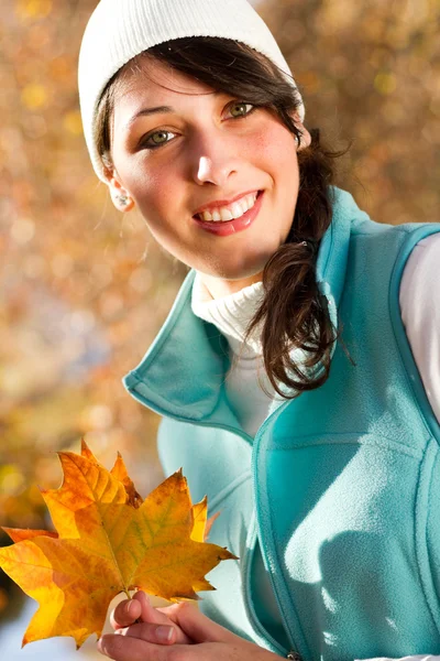 Açık havada güzel sonbahar kadını — Stok fotoğraf