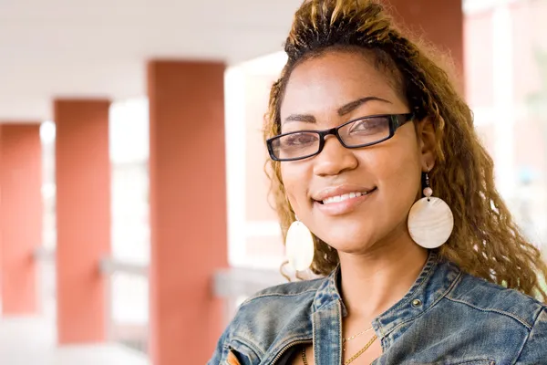 Vrouwelijke Afro-Amerikaanse Universiteit student close-up portret — Stockfoto