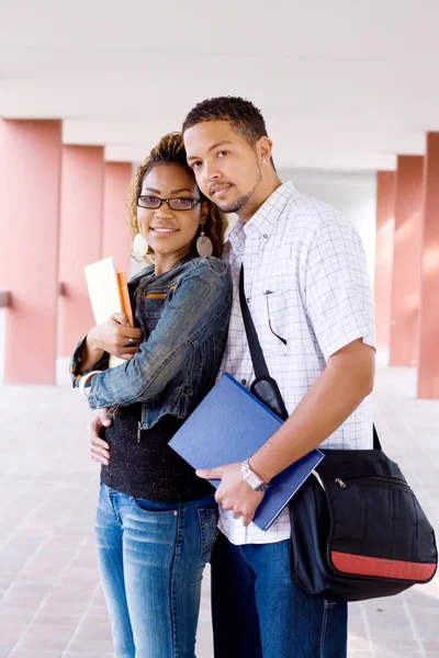 Dois estudantes universitários africanos no campus — Fotografia de Stock