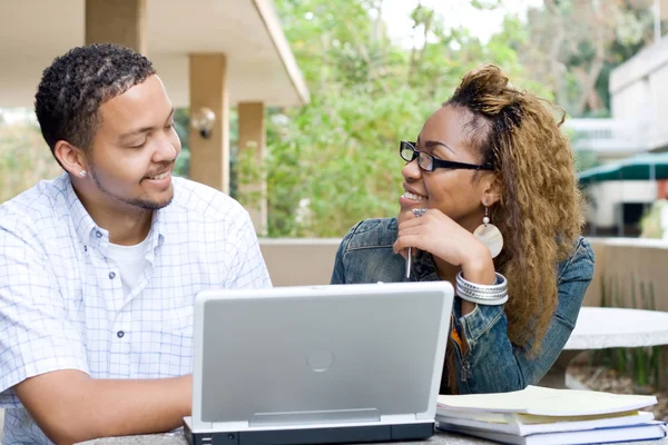 Dois estudantes universitários africanos com laptop no campus — Fotografia de Stock