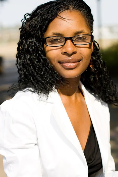 Vrij vrouwelijke Afro-Amerikaanse universiteitsstudent — Stockfoto