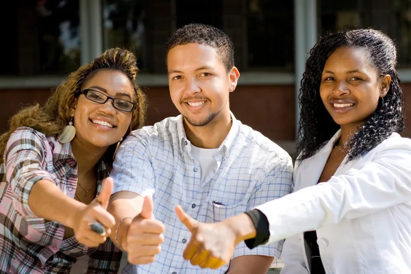 Groep Afrikaanse Amerikaanse Universiteit studenten duimschroef opwaarts — Stockfoto