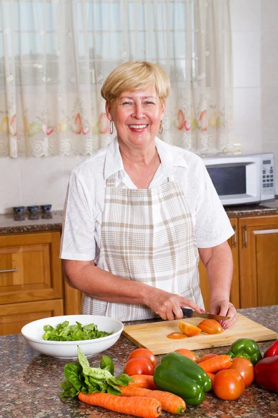 Happy senior kvinna matlagning i hemmet köket — Stockfoto