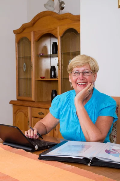 Happy senior kvinna som arbetar på hem finansiering — Stockfoto