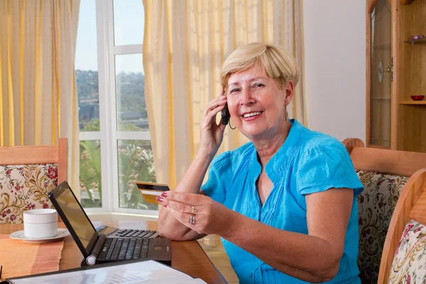 Senior woman buying online and paying with credit card — Stock Photo, Image