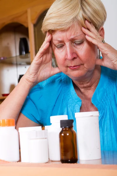 Mujer mayor deprimida con medicamentos o problemas de salud Imagen de stock