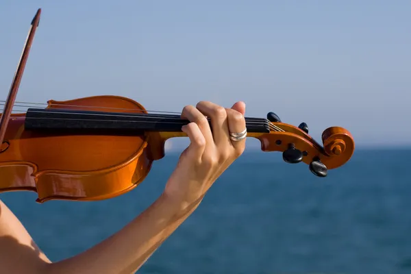 Violoniste féminine jouant du violon sur la plage — Photo