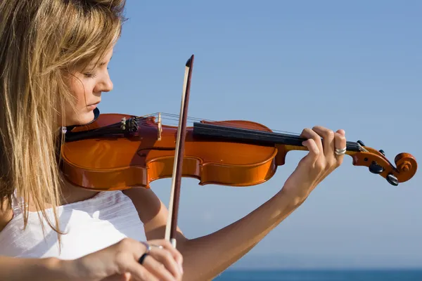 Csinos, fiatal női Hegedűs gyakorlat a strandon — Stock Fotó
