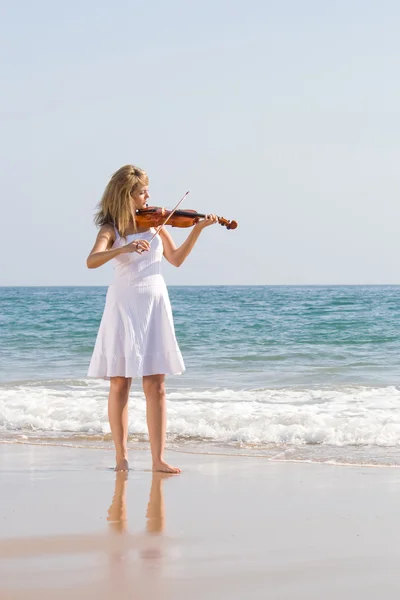 Mooie jonge vrouw viool spelen op strand — Stockfoto