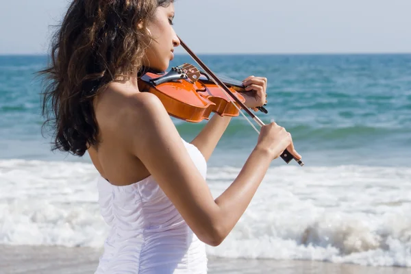 Jonge mooie vrouw viool spelen op strand — Stockfoto