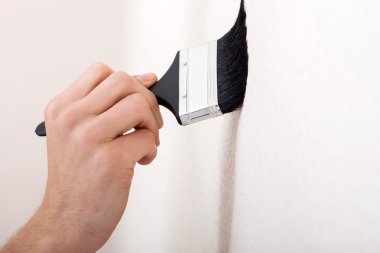 boya tutan el fırça ve duvar boyama