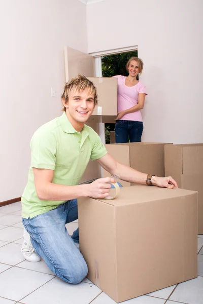 Heureux jeune couple déménageant dans une nouvelle maison — Photo