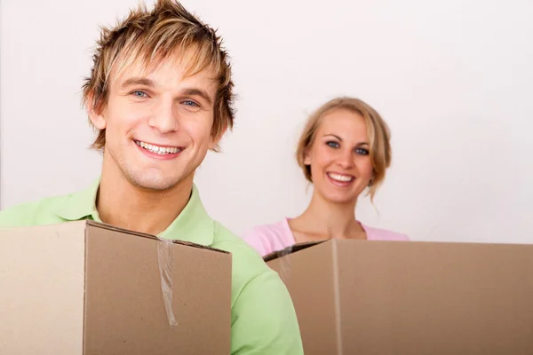 Happy young couple moving to new house — Stock Photo, Image