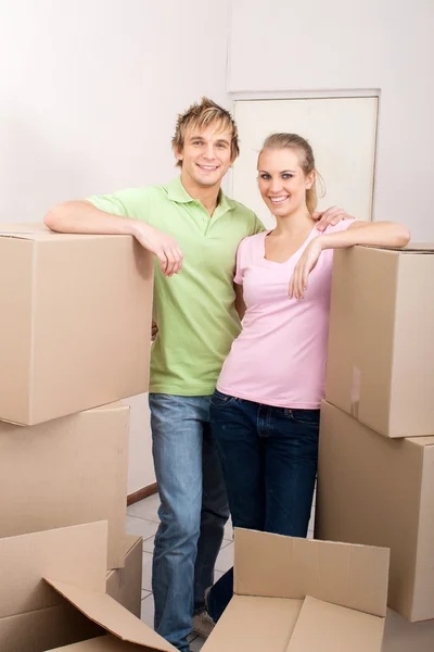 Молода щаслива пара переїжджає в свій новий будинок — стокове фото