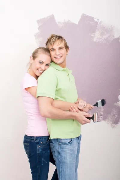 Happy νεαρό ζευγάρι κάνει ανακαίνιση στο σπίτι μαζί — Φωτογραφία Αρχείου