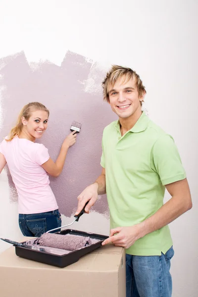 Jovem casal fazendo casa renovação — Fotografia de Stock