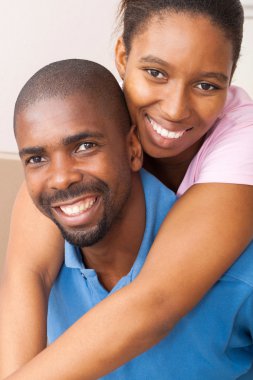 mutlu bir Afrikalı-Amerikalı çift omzunda