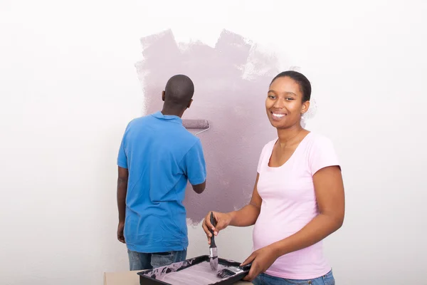 Ευτυχισμένο ζευγάρι αφροαμερικάνων ζωγραφική νέο σπίτι — Φωτογραφία Αρχείου