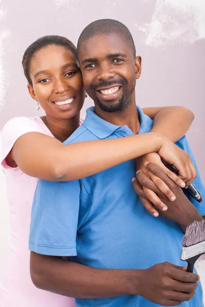 Feliz casal afro-americano pintura nova casa — Fotografia de Stock