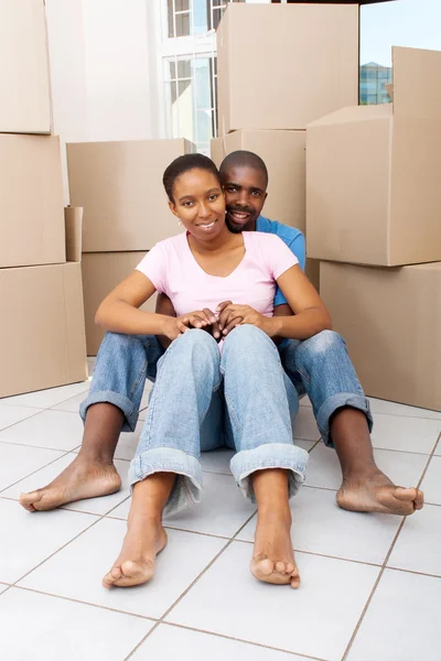 Young african couple moving to their new home — Stock Photo, Image