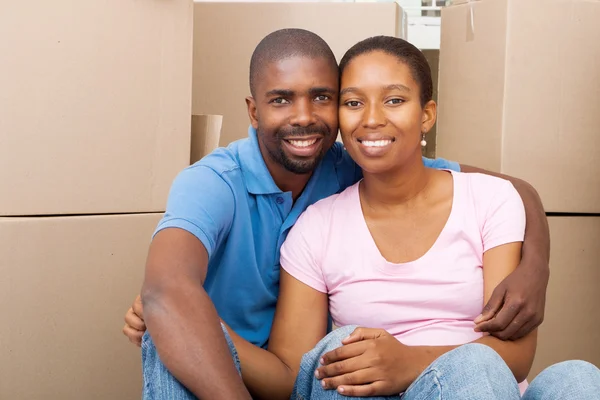 Feliz casal afro-americano comemorando sua primeira casa — Fotografia de Stock