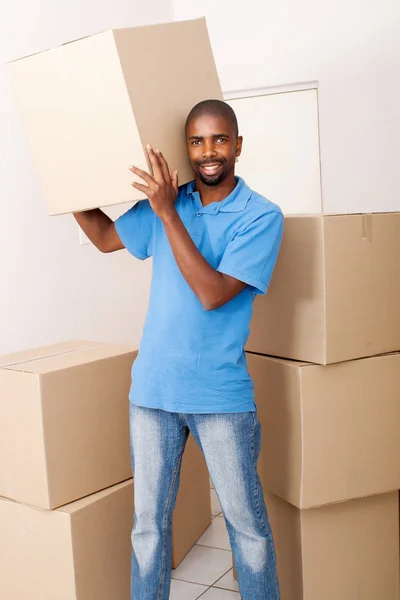 Homem americano africano se mudando para casa nova — Fotografia de Stock