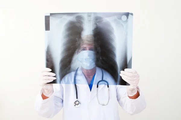 Medico anziano donna guardando la scansione ct del paziente — Foto Stock