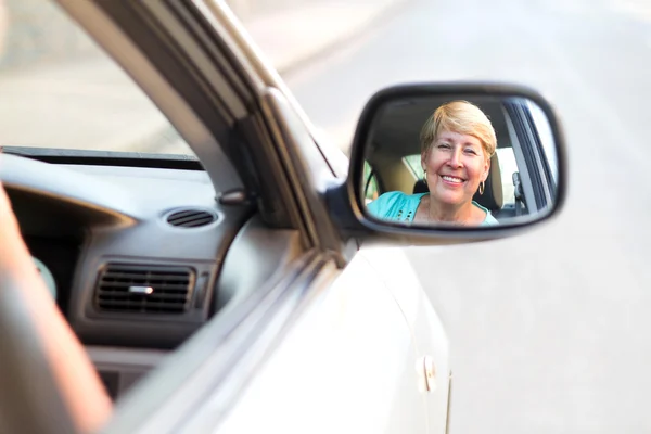 Motorista sênior feminino feliz dentro de um carro — Fotografia de Stock