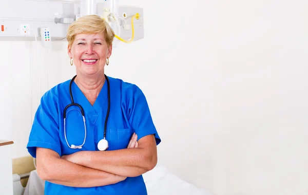 Retrato médico sênior feliz feminino na enfermaria do hospital — Fotografia de Stock