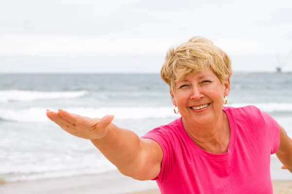 Entrenamiento de mujer mayor en la playa —  Fotos de Stock