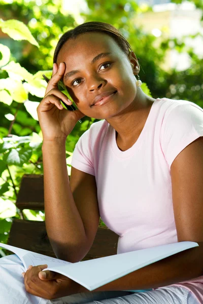 Pensativa mujer afroamericana estudiante universitaria estudiando al aire libre — Foto de Stock
