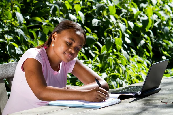 Estudante universitária africana feminina estudando ao ar livre — Fotografia de Stock