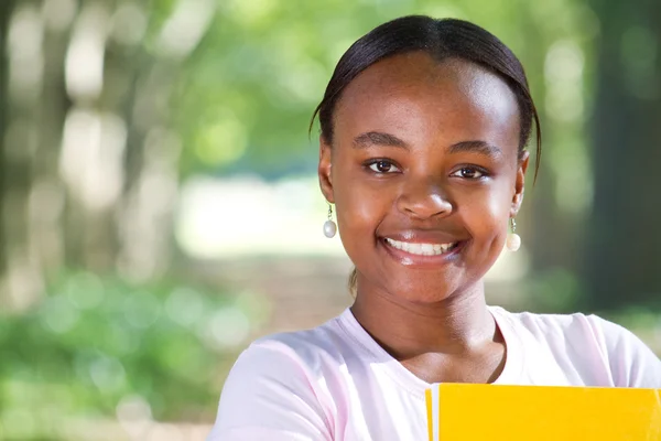 Женщина-студентка из Африки в кампусе Стоковое Изображение