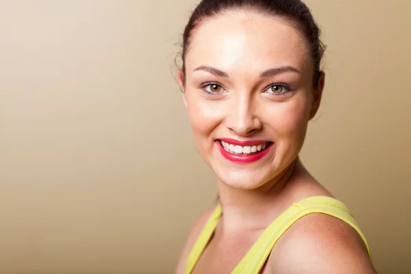 Smiling beautiful young woman closeup portrait in studio — Stock Photo, Image